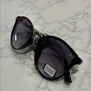 Women’s Black Round Sunglasses with Gradient Lenses